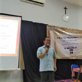 Romo Budi Santoso MSC membawakan materi Pelayanan Transformatif dan Kepemimpinan Transformatif